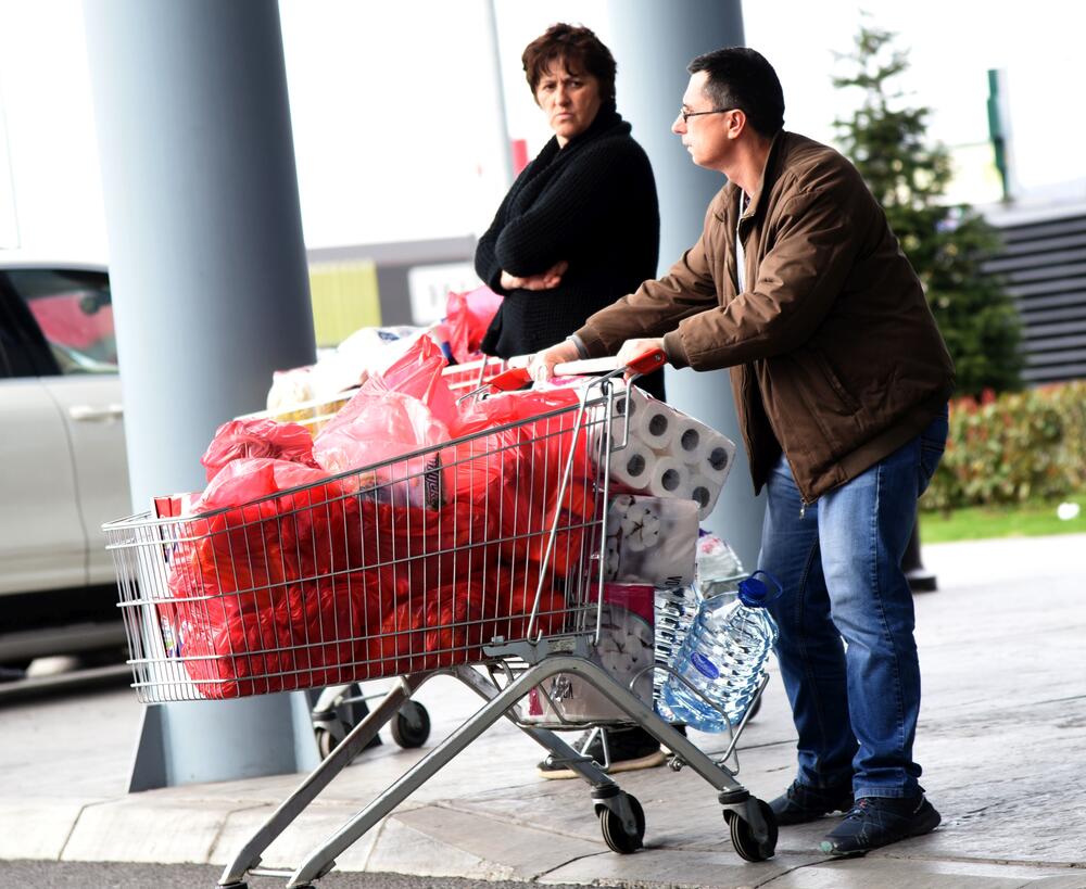 Zbog straha od zabrane kretanja ukoliko se pojavi koronavirus, građani "pustoše" rafove velikih podgoričkih marketa. Uglavnom trguju brašno, ulje, šećer...