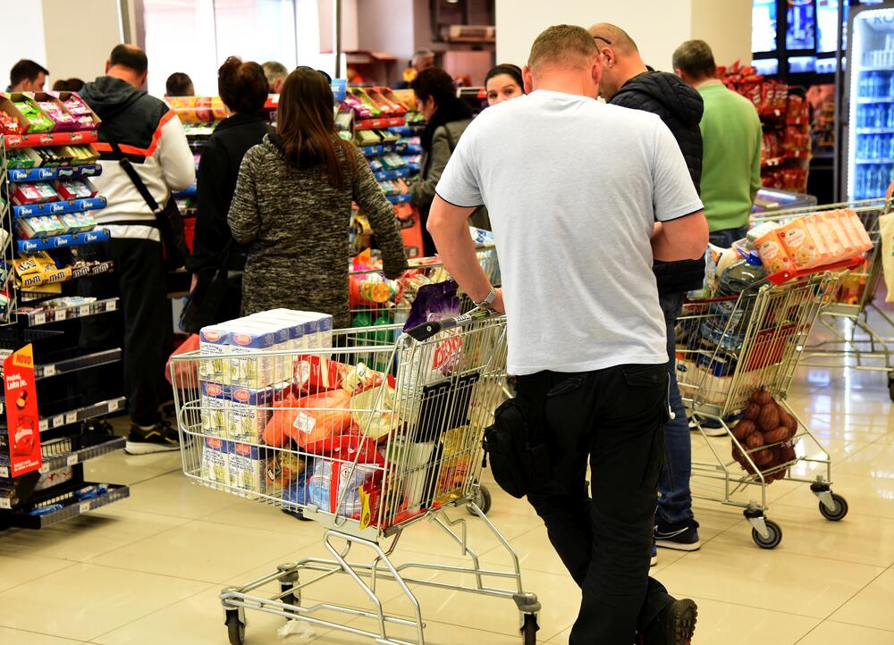 Zbog straha od zabrane kretanja ukoliko se pojavi koronavirus, građani "pustoše" rafove velikih podgoričkih marketa. Uglavnom trguju brašno, ulje, šećer...