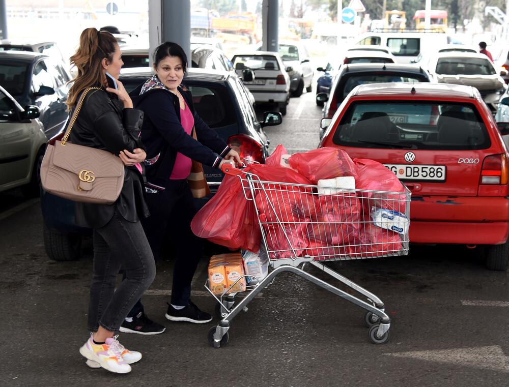 Zbog straha od zabrane kretanja ukoliko se pojavi koronavirus, građani "pustoše" rafove velikih podgoričkih marketa. Uglavnom trguju brašno, ulje, šećer...