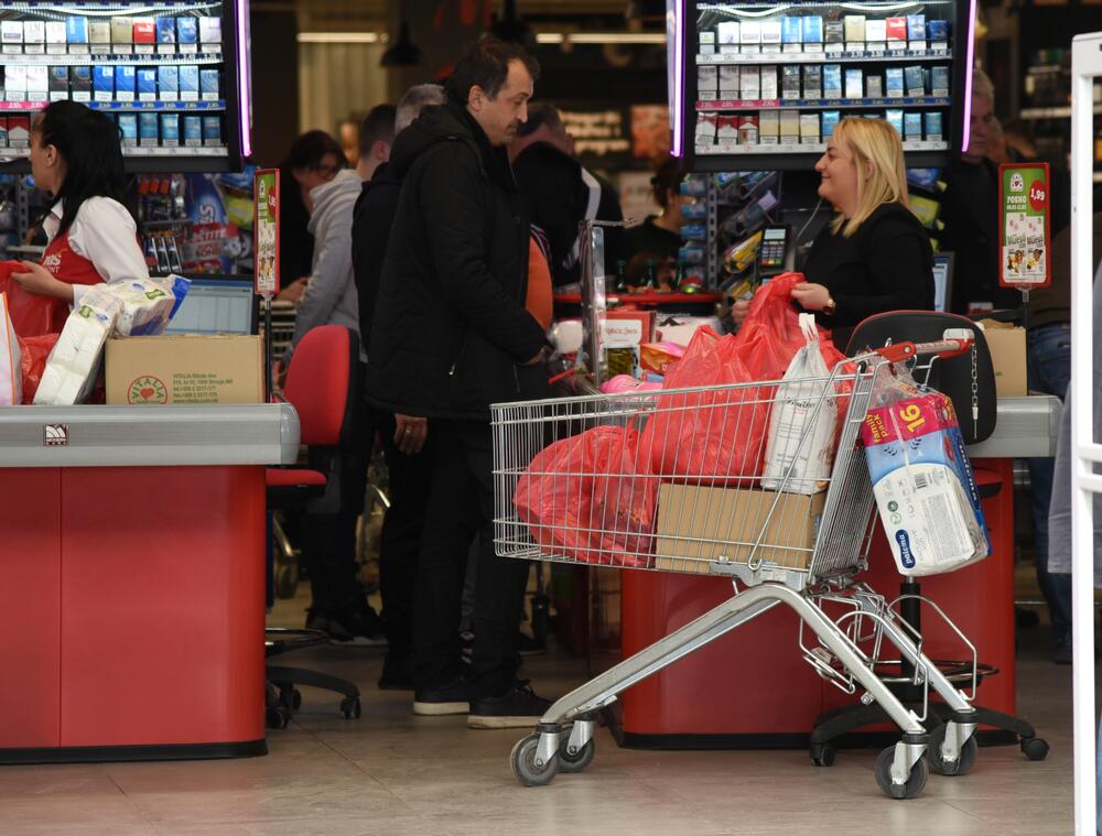 Zbog straha od zabrane kretanja ukoliko se pojavi koronavirus, građani "pustoše" rafove velikih podgoričkih marketa. Uglavnom trguju brašno, ulje, šećer...