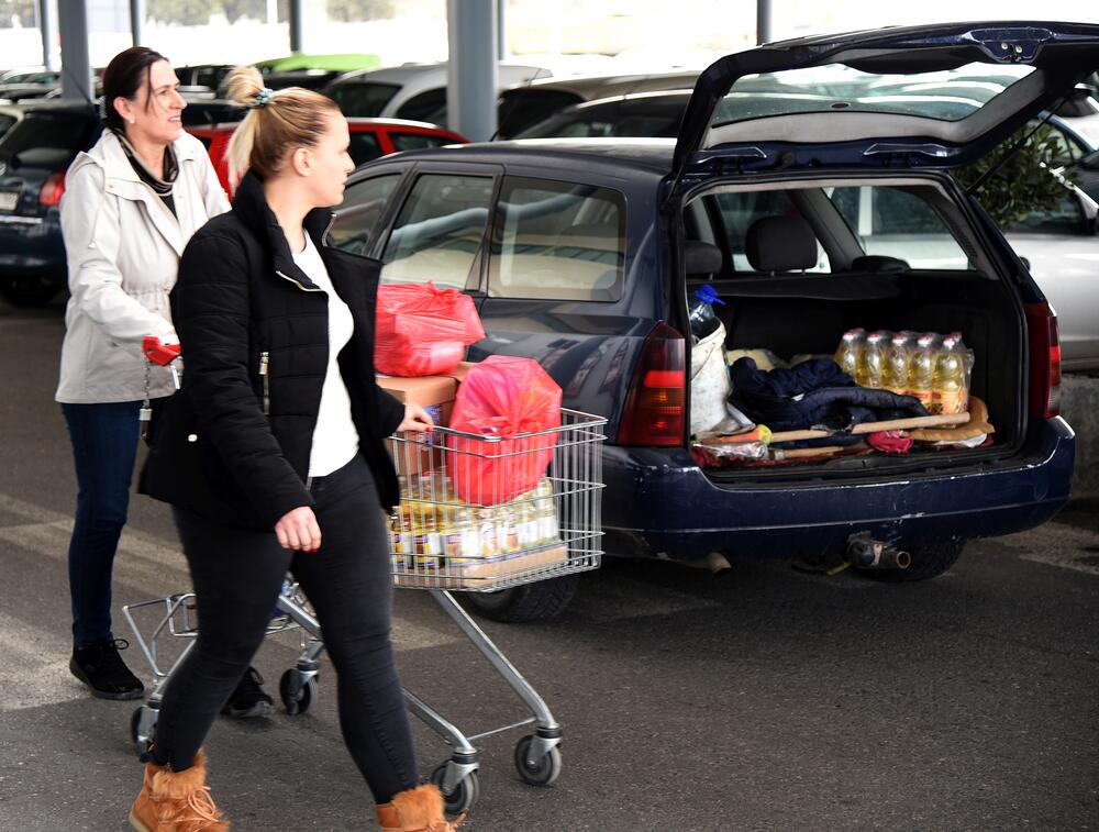 Zbog straha od zabrane kretanja ukoliko se pojavi koronavirus, građani "pustoše" rafove velikih podgoričkih marketa. Uglavnom trguju brašno, ulje, šećer...