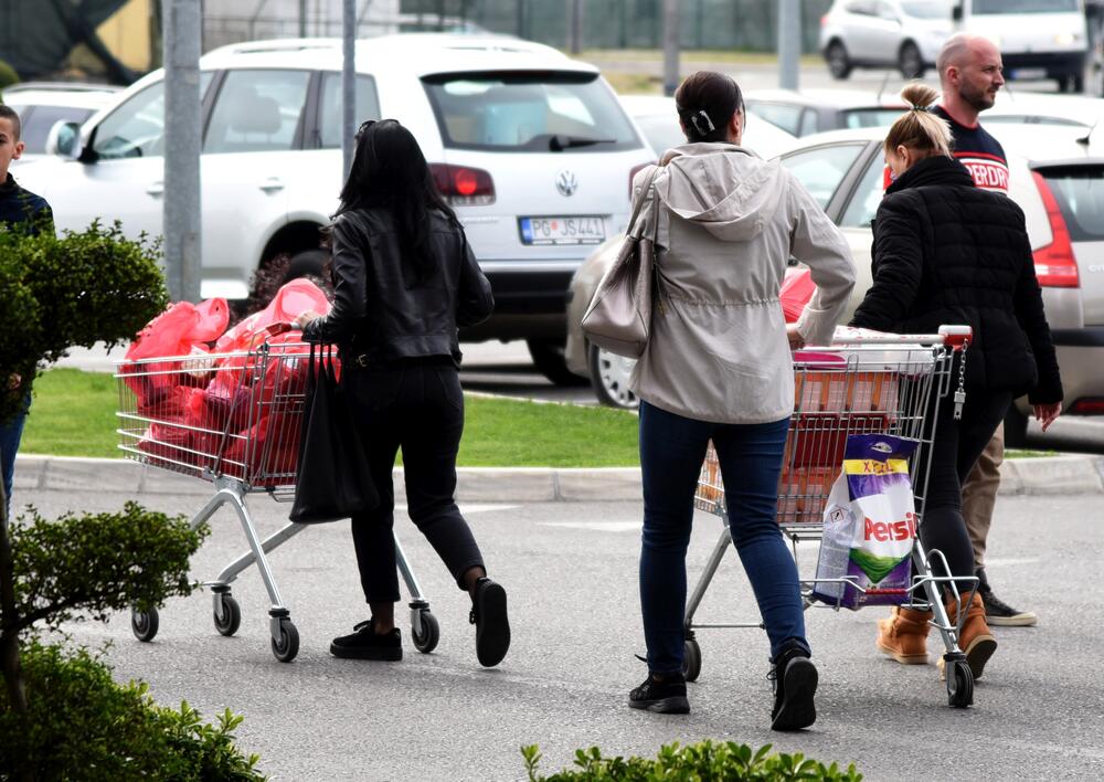 Zbog straha od zabrane kretanja ukoliko se pojavi koronavirus, građani "pustoše" rafove velikih podgoričkih marketa. Uglavnom trguju brašno, ulje, šećer...