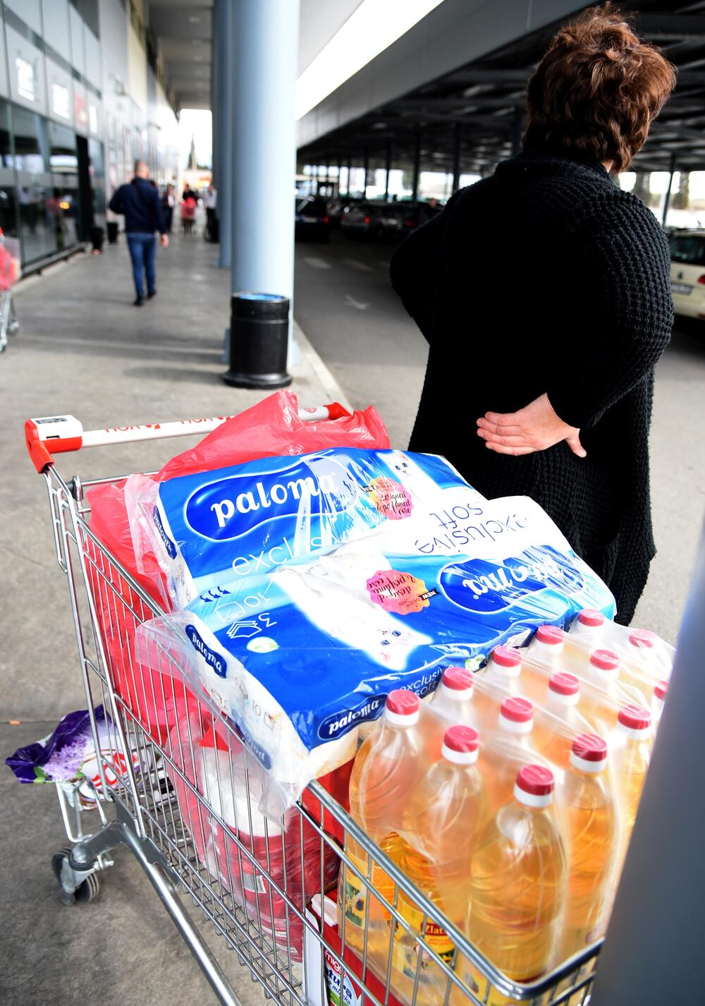 Zbog straha od zabrane kretanja ukoliko se pojavi koronavirus, građani "pustoše" rafove velikih podgoričkih marketa. Uglavnom trguju brašno, ulje, šećer...