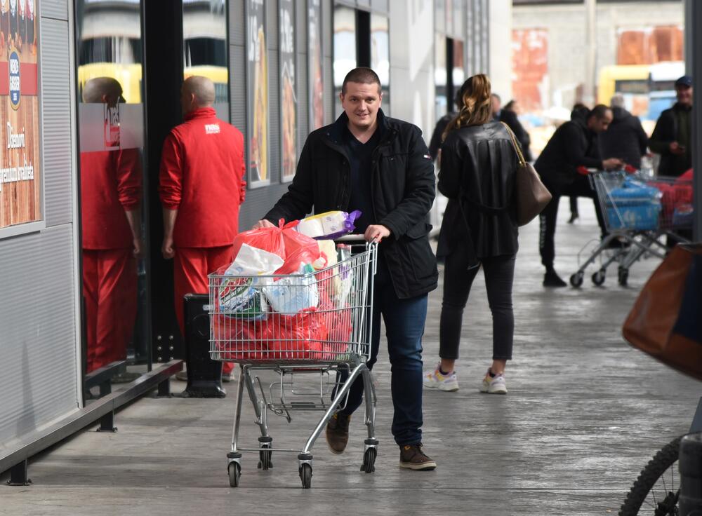 Zbog straha od zabrane kretanja ukoliko se pojavi koronavirus, građani "pustoše" rafove velikih podgoričkih marketa. Uglavnom trguju brašno, ulje, šećer...