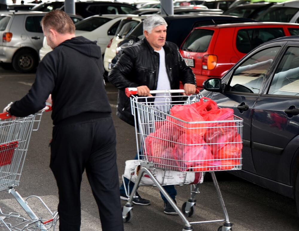Zbog straha od zabrane kretanja ukoliko se pojavi koronavirus, građani "pustoše" rafove velikih podgoričkih marketa. Uglavnom trguju brašno, ulje, šećer...