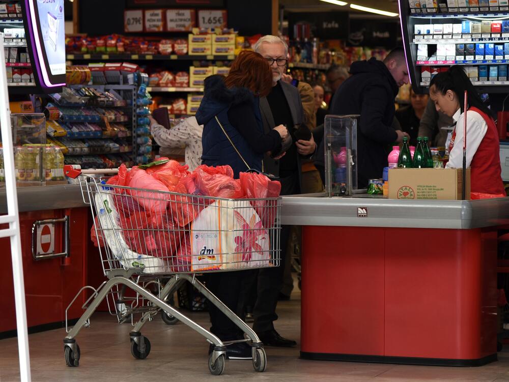 Zbog straha od zabrane kretanja ukoliko se pojavi koronavirus, građani "pustoše" rafove velikih podgoričkih marketa. Uglavnom trguju brašno, ulje, šećer...