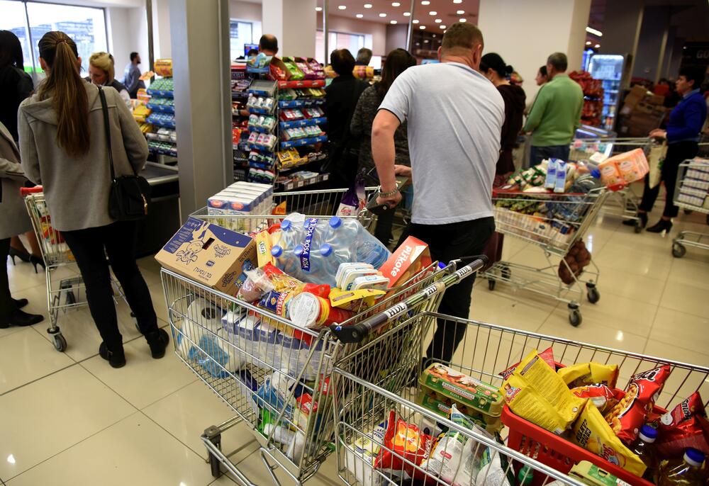 Zbog straha od zabrane kretanja ukoliko se pojavi koronavirus, građani "pustoše" rafove velikih podgoričkih marketa. Uglavnom trguju brašno, ulje, šećer...