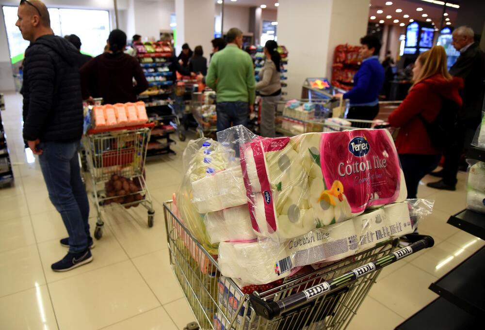 Zbog straha od zabrane kretanja ukoliko se pojavi koronavirus, građani "pustoše" rafove velikih podgoričkih marketa. Uglavnom trguju brašno, ulje, šećer...