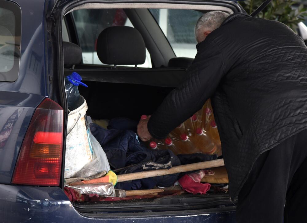 Zbog straha od zabrane kretanja ukoliko se pojavi koronavirus, građani "pustoše" rafove velikih podgoričkih marketa. Uglavnom trguju brašno, ulje, šećer...