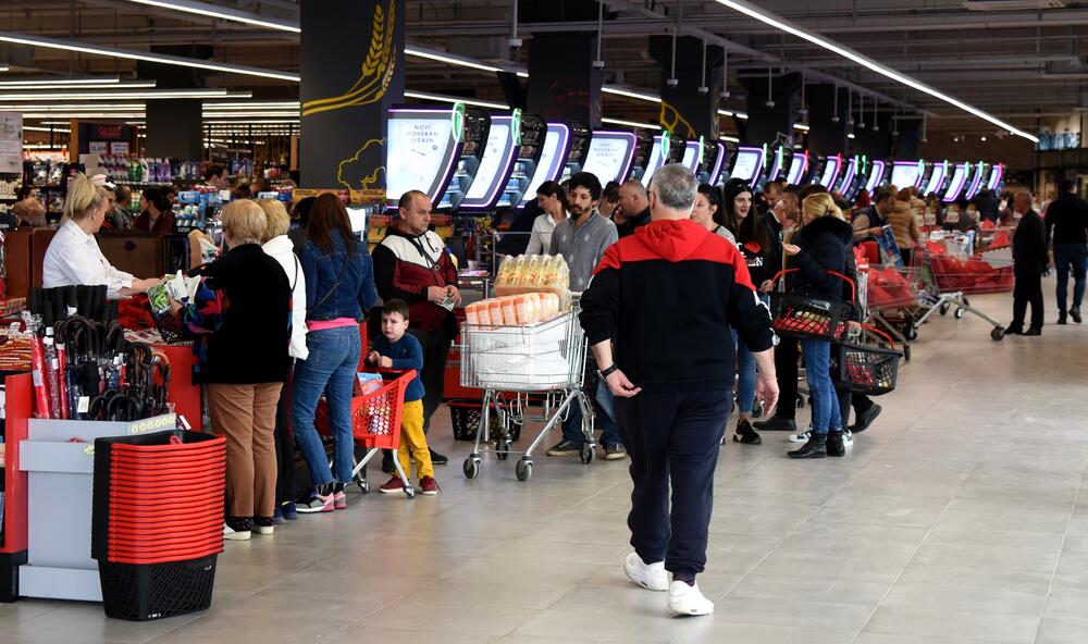 Zbog straha od zabrane kretanja ukoliko se pojavi koronavirus, građani "pustoše" rafove velikih podgoričkih marketa. Uglavnom trguju brašno, ulje, šećer...