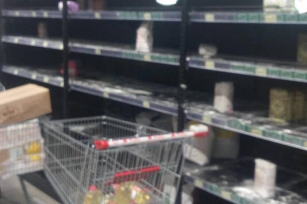 Prazni rafovi u jednom od nikšićkih marketa, Foto: Svetlana Mandić