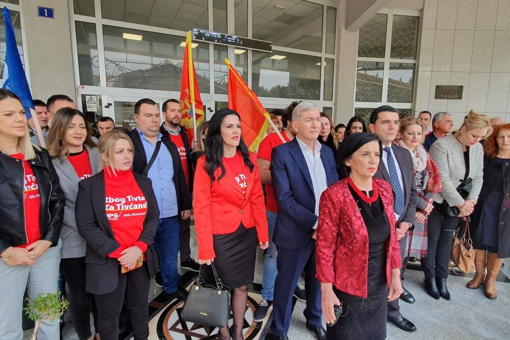 Predstavnici DPS-a nakon predaje liste, Foto: Siniša Luković