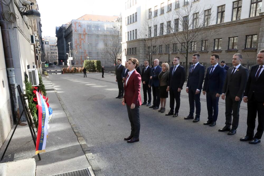 Premijerka Srbije Ana Brnabić u prisustvu članova Vlade položila vijenac na spomen ploču u dvorištu Vlade Srbij, Foto: Betaphoto/Slobodan Miljević