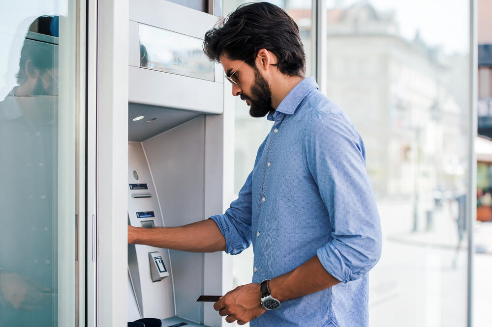 CBCG: "Sve banke su obezbijedile redovno snabdijevanje bankomata gotovinom, Foto: Shutterstock