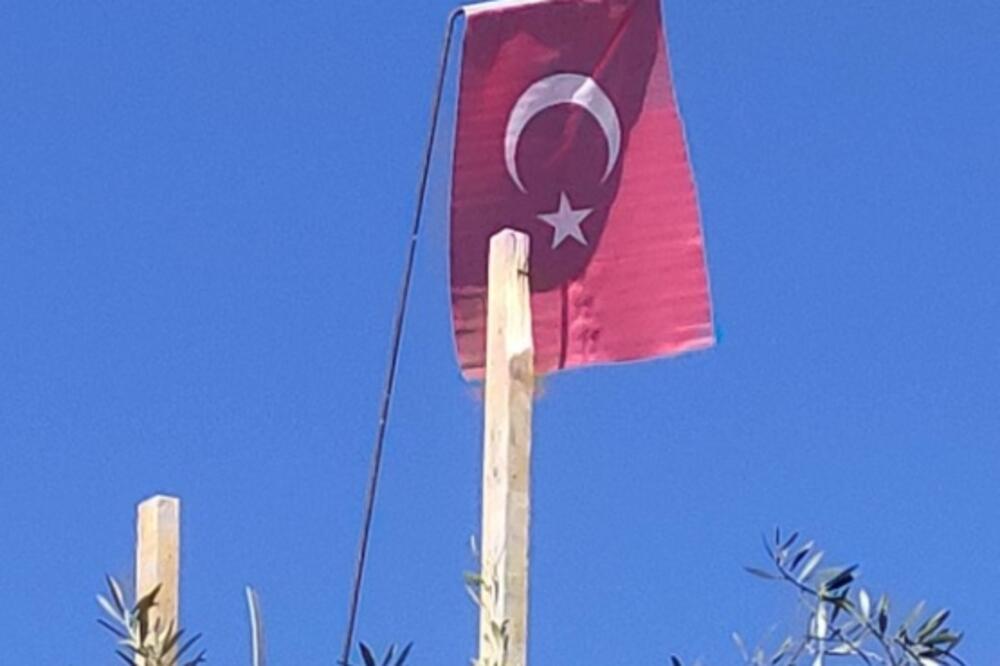 Zastava Turske zbog koje je kažnjen turski državljanin, Foto: Čitalac Vijesti