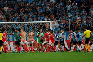 Tuča, osam crvenih kartona: U Brazilu se igrao fudbal i pravio haos