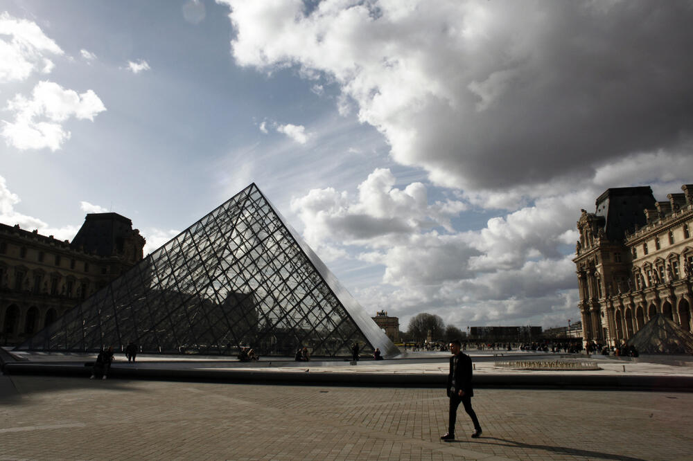 Zatvoren i Luvr, Foto: AP