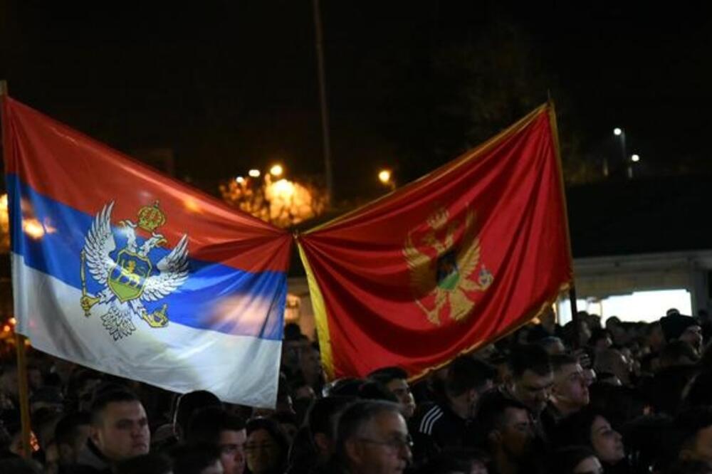 Trobojka sa grbom Petrovića i državna zastava Crne Gore na litiji, Foto: Savo Prelević