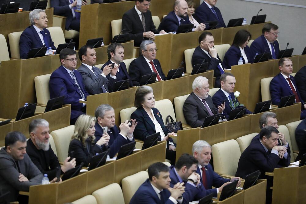 Tereškova (u sredini) na sjednici donjeg doma ruskog parlamenta, Foto: AP