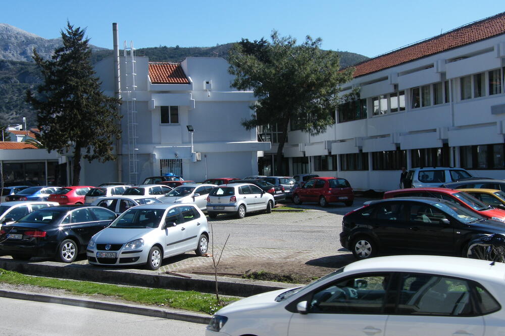 Parking ispred Opštine Budva, Foto: Vuk Lajović