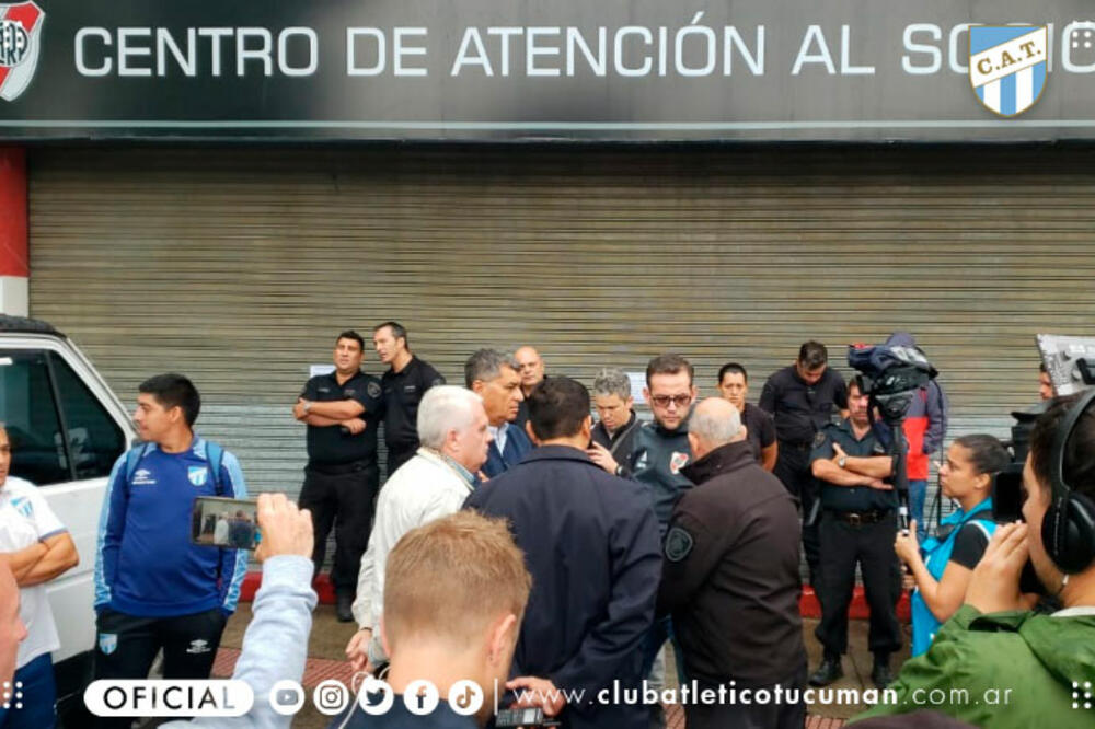 Ćelnici Atletika ispred stadiona