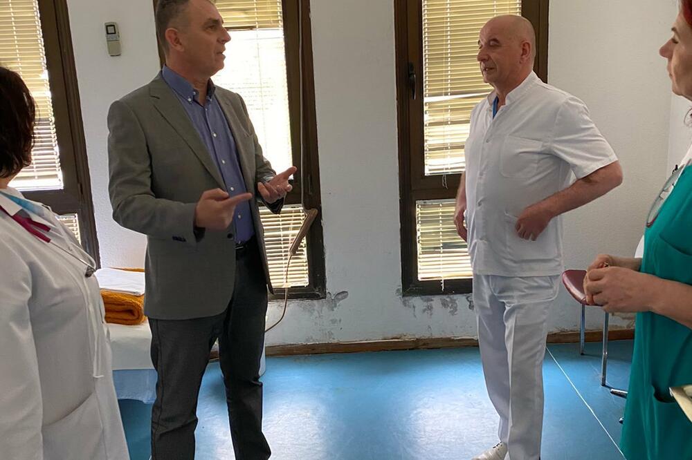 Hrapović u posjeti barskoj bolnici, Foto: Ministarstvo zdravlja