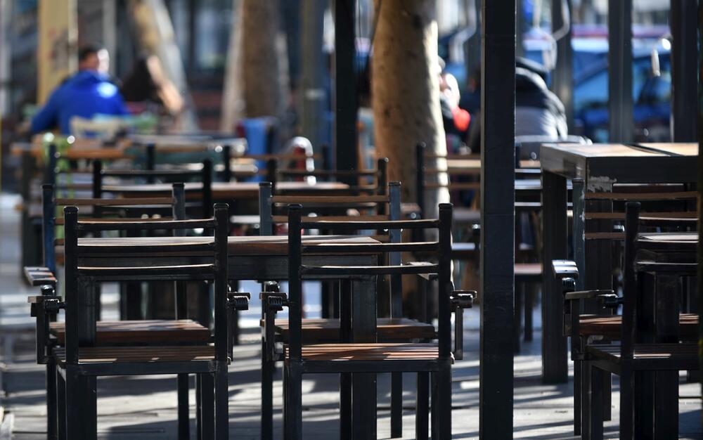 Vlasti su još jednom apelovale na građane da se pridržavaju mjera prevencije uz poruku da "ostanu doma", jer će i dalje biti Bokeške, izlazaka, Ričardove glave... Pogledajte šta je u centru Podgorice zabilježio fotoreporter Boris Pejović.