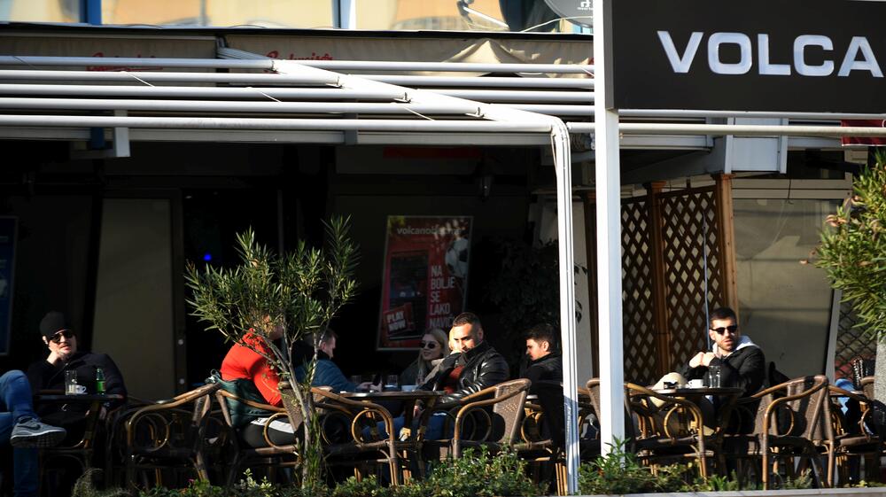Vlasti su još jednom apelovale na građane da se pridržavaju mjera prevencije uz poruku da "ostanu doma", jer će i dalje biti Bokeške, izlazaka, Ričardove glave... Pogledajte šta je u centru Podgorice zabilježio fotoreporter Boris Pejović.