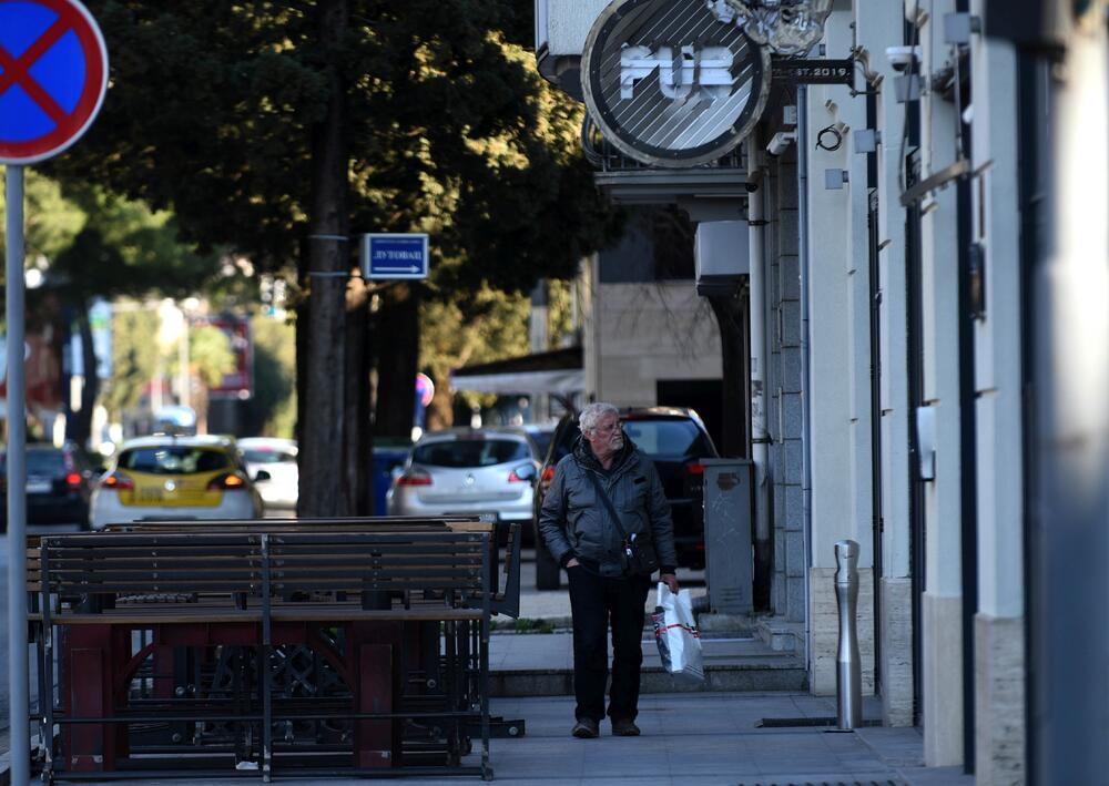 Vlasti su još jednom apelovale na građane da se pridržavaju mjera prevencije uz poruku da "ostanu doma", jer će i dalje biti Bokeške, izlazaka, Ričardove glave... Pogledajte šta je u centru Podgorice zabilježio fotoreporter Boris Pejović.