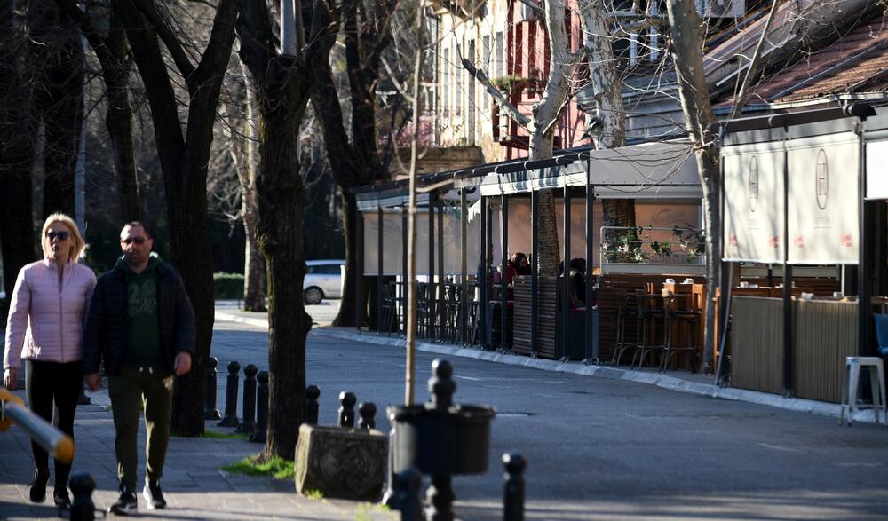 Vlasti su još jednom apelovale na građane da se pridržavaju mjera prevencije uz poruku da "ostanu doma", jer će i dalje biti Bokeške, izlazaka, Ričardove glave... Pogledajte šta je u centru Podgorice zabilježio fotoreporter Boris Pejović.