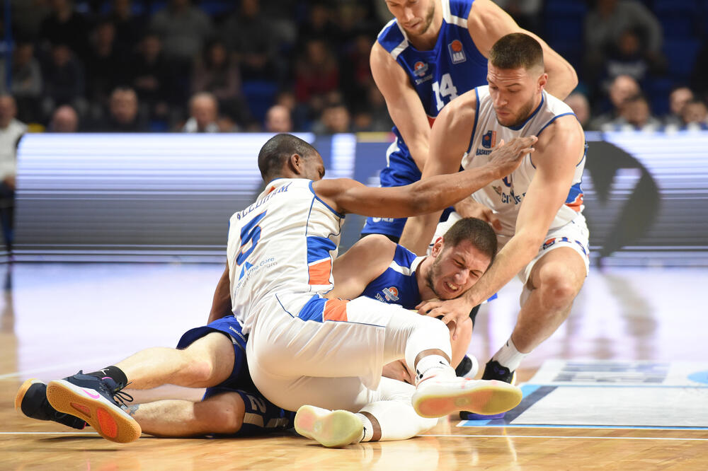 Imaju zakazane treninge u jutarnjim časovima, ali je pitanje da li će moći da ih odrade: Derik Nidam, Nikola Ivanović i Vukota Pavić, Foto: Savo Prelević