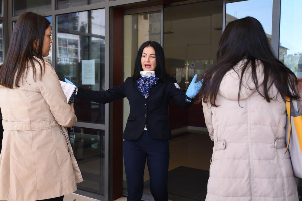 "Dva metra odstojanja": Ispred zgrade Glavnog grada, Foto: Savo Prelević