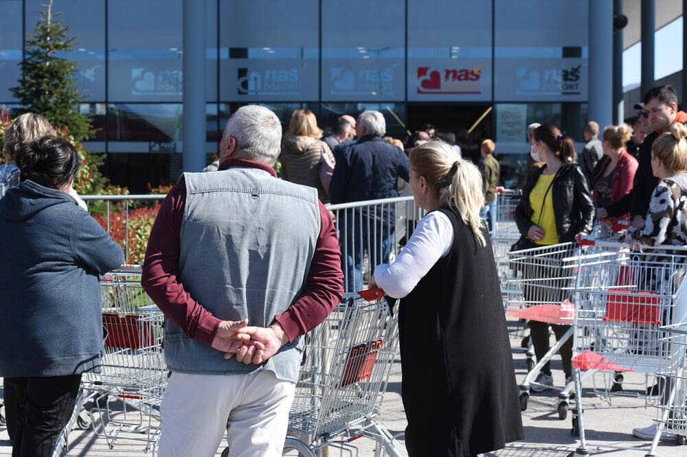 Gužve ispred velikih marketa, Foto: Savo Prelević