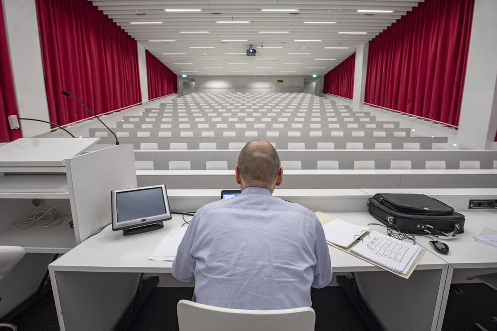 Onlajn predavanje na Univerzitetu u Švajcarskoj, Foto: AP