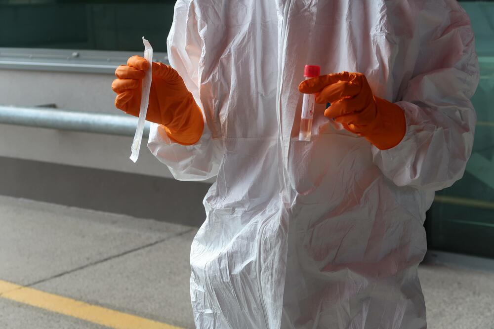 Zdravstvena radnica drži uzorke koronavirusa: Ilustracija, Foto: Beta/STA/Rosana Rijavec/STA