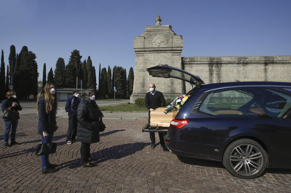 Koronavirus se u Italiji pojavio u januaru: Sa sahrane u Bergamu, Foto: AP