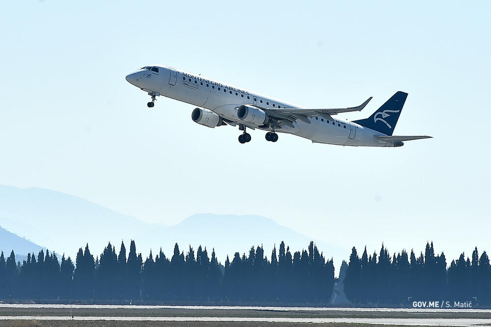 Avion poletio za Budimpeštu, Foto: Vlada Crne Gore