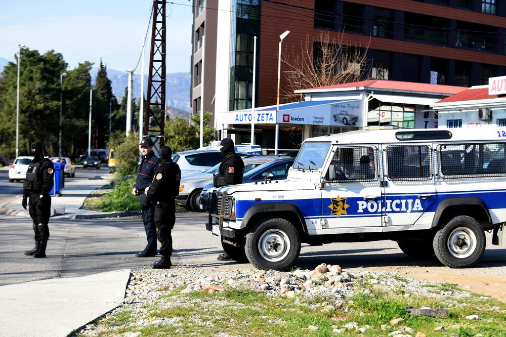 Naoružani i sa licem prekrivenim fantomkama, kontrolišu na više lokacija u Podgorici, Foto: Boris Pejović