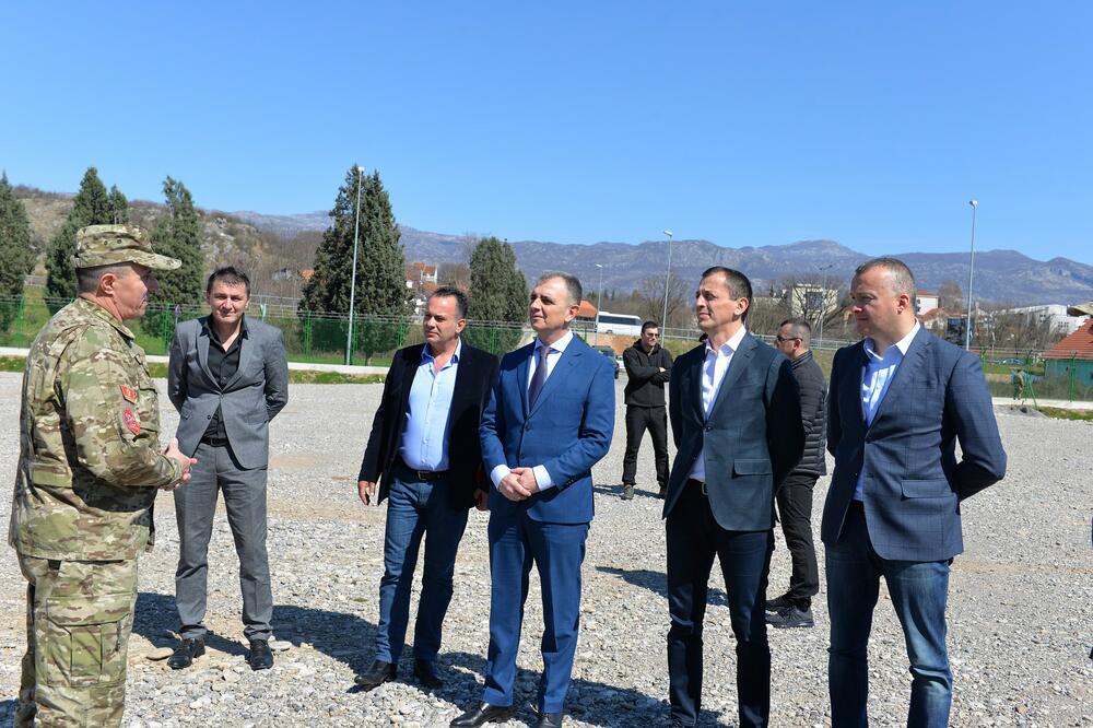 Dakić, Hrapović i Bošković u posjeti danilovgradskoj kasarni, Foto: Gov.me