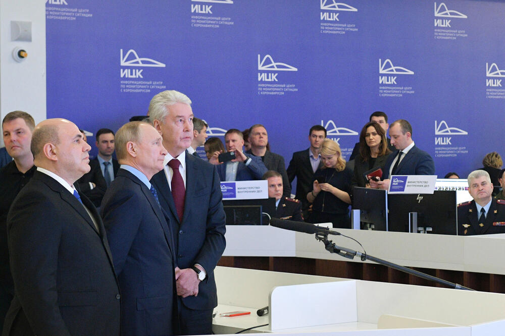 Putin sa visokim zvaničnicima u centru za kontrolu koronavirusa u Moskvi, Foto: AP