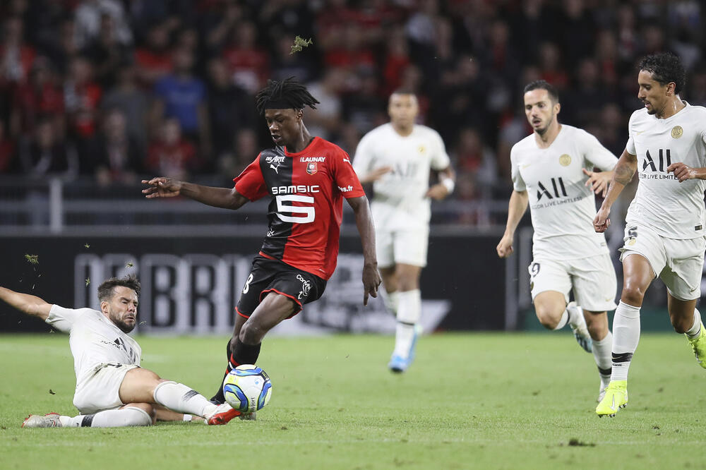 I kao dječak, Kamavinga nema problema da napadne cijelu odbranu prvaka PSŽ-a, Foto: Beta/AP