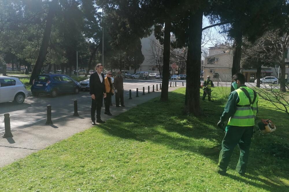 Vuković sa radnicima Zelenila, Foto: PG Biro