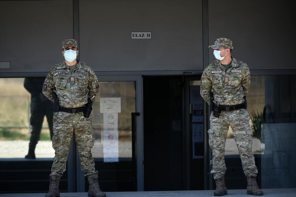 Pripadnici Vojske Crne Gore ispred studenskog doma u Podgorici u kojima se sprovodi karantin, Foto: Boris Pejović