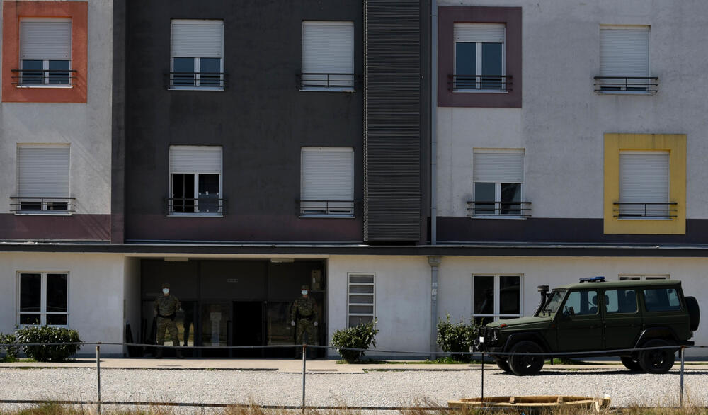 Pripadnici Vojske Crne Gore ispred karantina