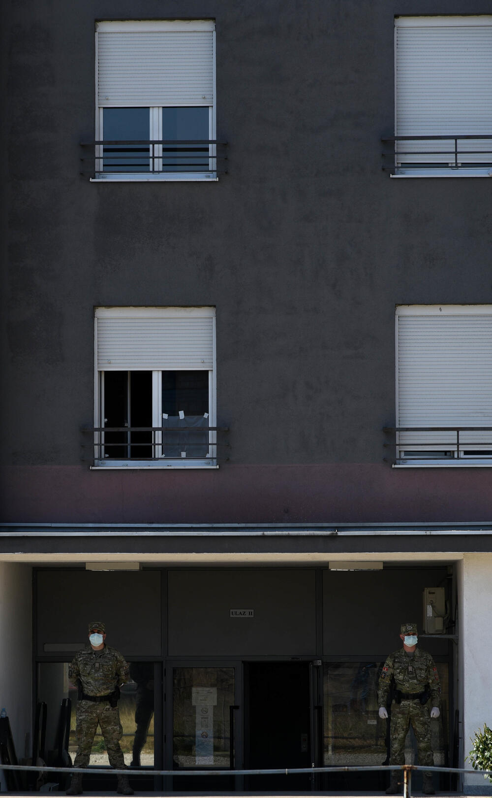 Pripadnici Vojske Crne Gore ispred karantina