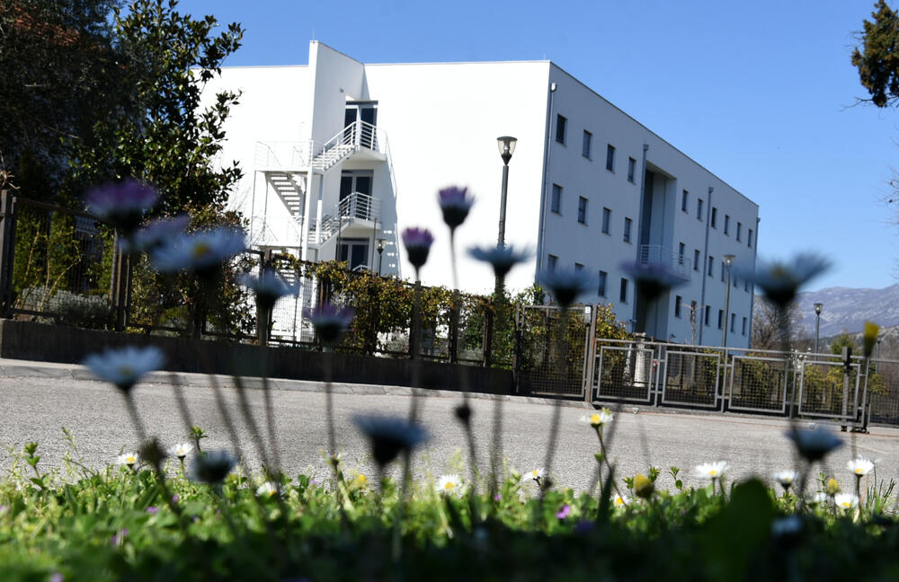 Pripadnici Vojske Crne Gore ispred karantina