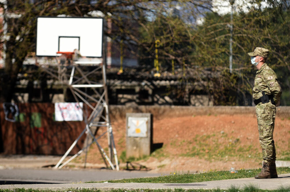 Pripadnici Vojske Crne Gore ispred karantina