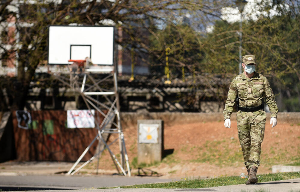 Pripadnici Vojske Crne Gore ispred karantina