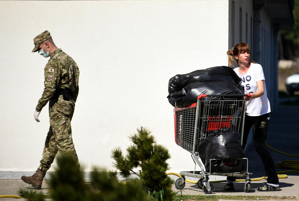 Pripadnici Vojske Crne Gore ispred karantina