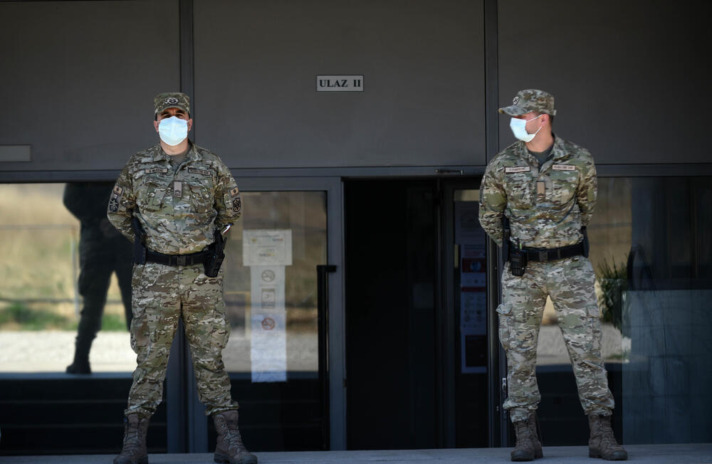 Pripadnici Vojske Crne Gore ispred karantina